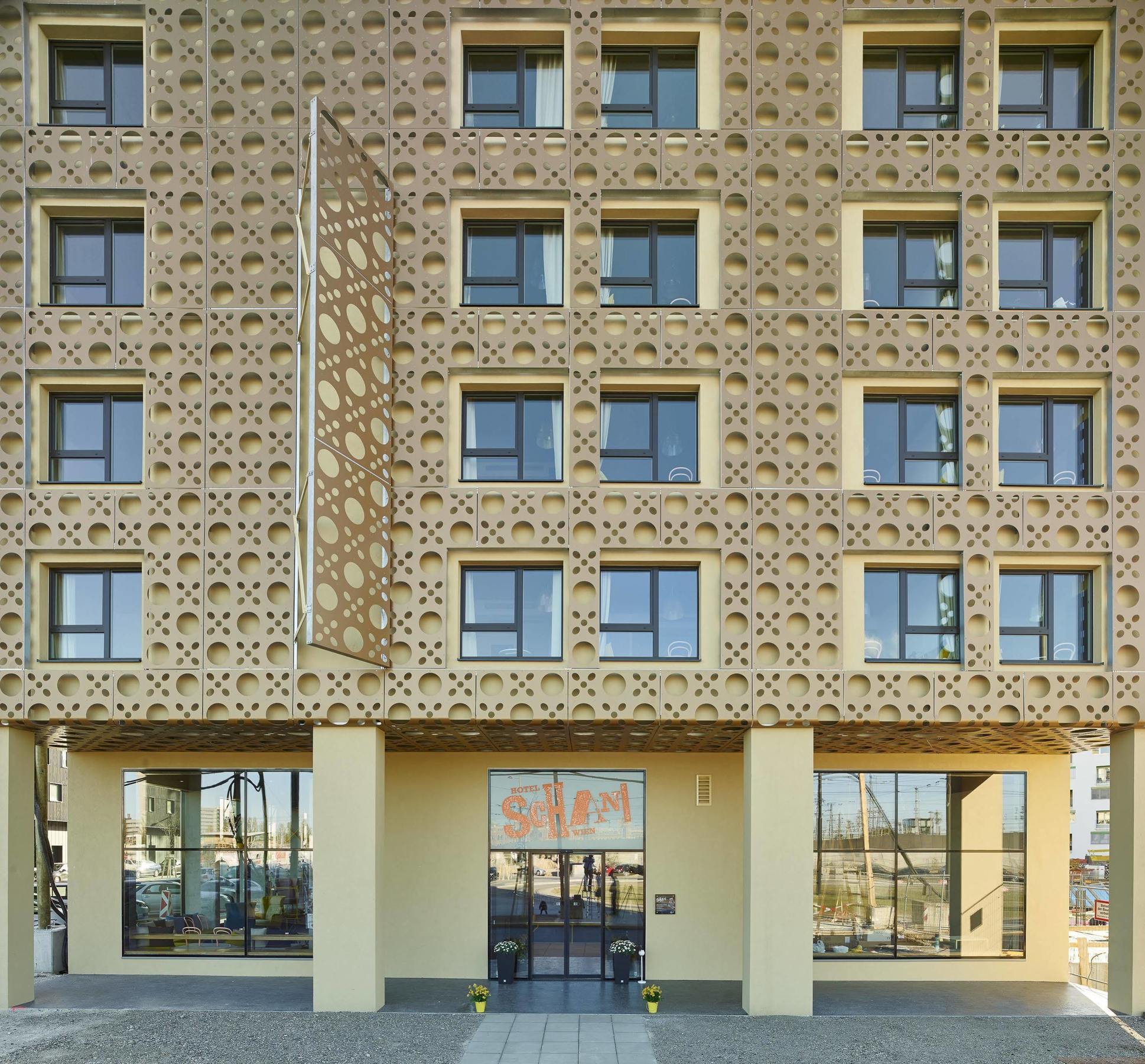 Schani Hauptbahnhof Hotel 4*